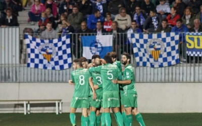 El Cornellà celebra davant l'afició arlequinada el primer gol, que va arribar a la sortida d'un còrner | UE Cornellà
